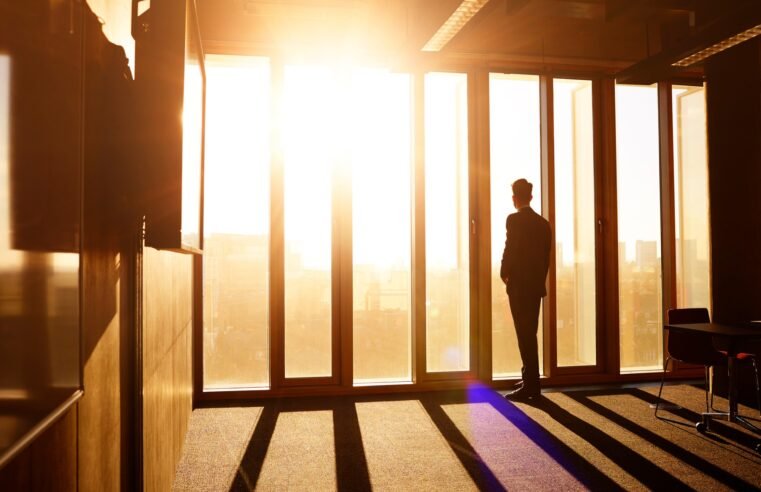 Solidão impacta saúde mental e eleva custos médicos no Reino Unido